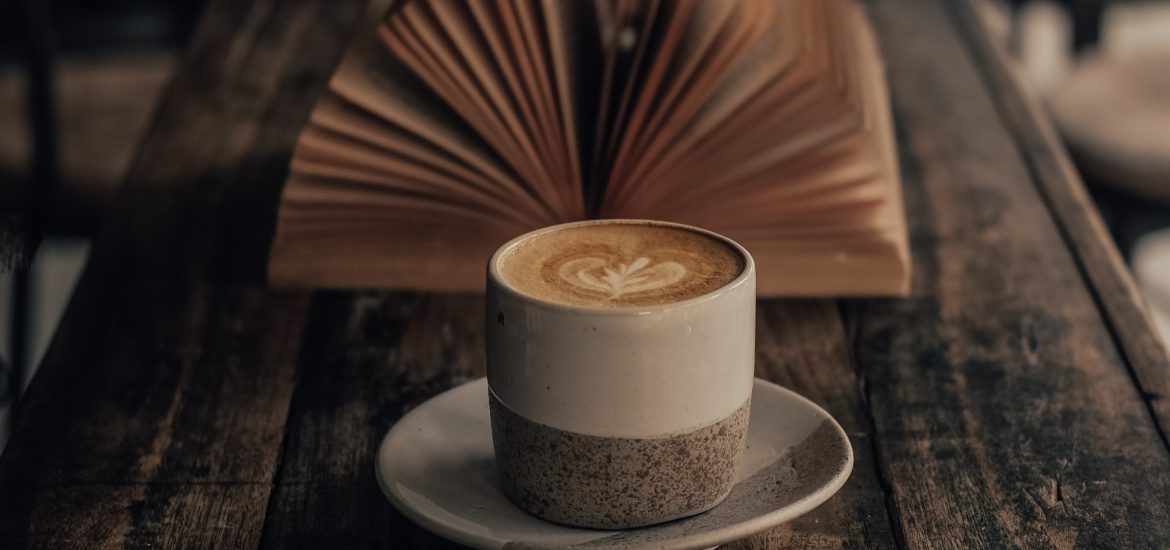 Ambiance lecture Tasse de café et livre tons marron-beige