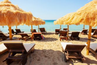 Plage avec parasol illustration locations vacances moteurs de recherche