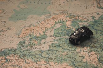 Voiture mini sur carte voyage illustration Arrêter de voyager?