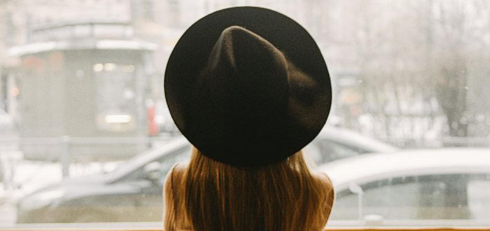 Femme au chapeau noir à la fenpetre illustration Comment s'occuper chez soi