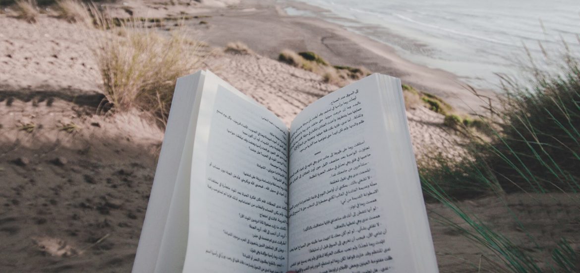 livre ouvert sur la plage illustration livres voyage:mon best of spécial confinement