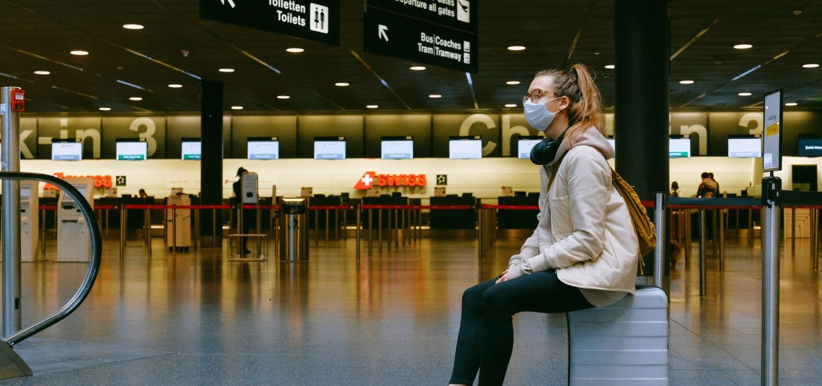 femme masquée assise sur sa valise illustration visites virtuelles