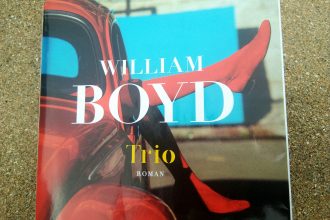 "Trio" de William Boyd sur sable