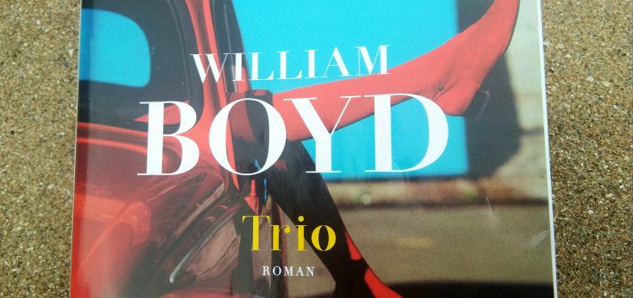 "Trio" de William Boyd sur sable