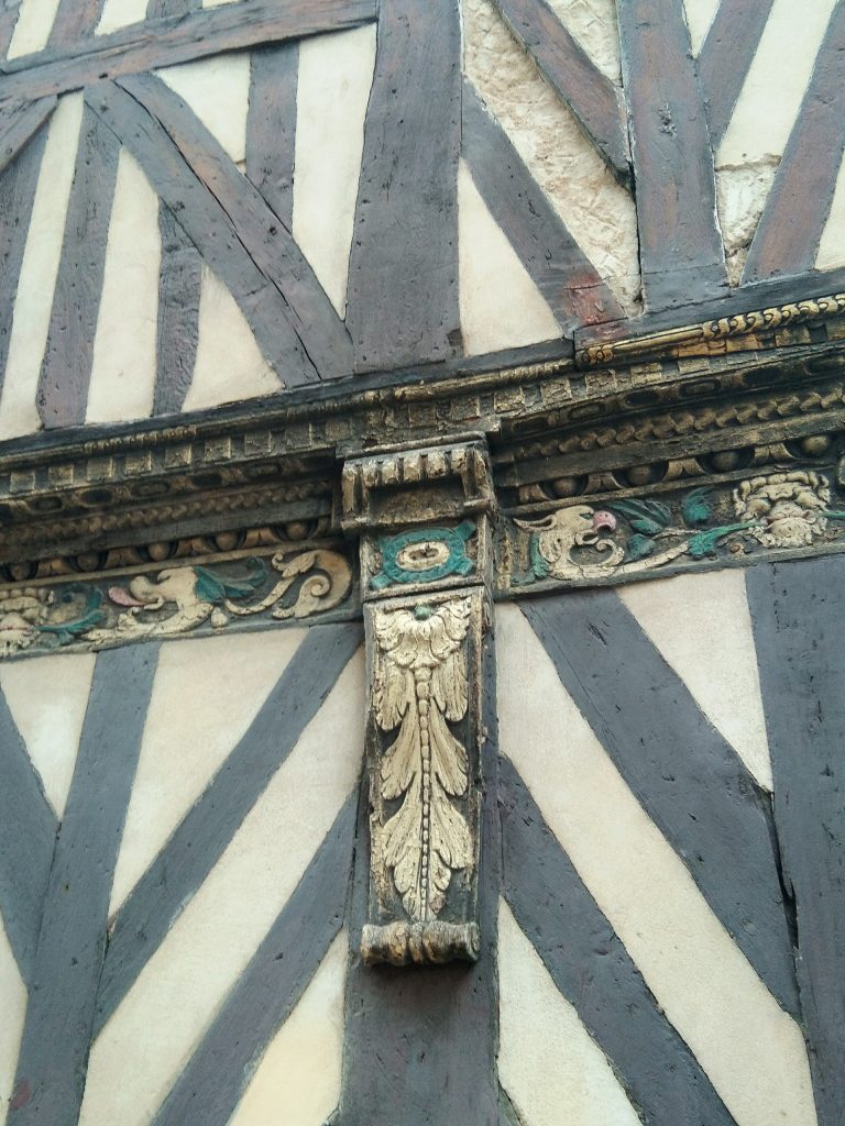 Détail poutre sculptées quartier médiéval Rennes