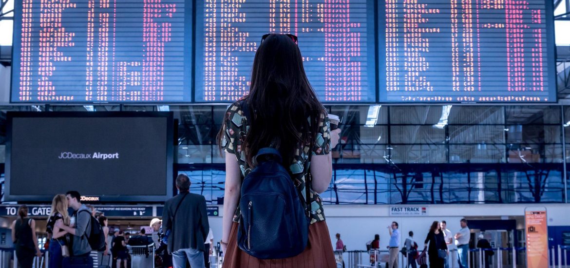 Femme dans un aéroport illustration voyager sans passeport