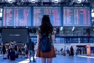 Femme dans un aéroport illustration voyager sans passeport