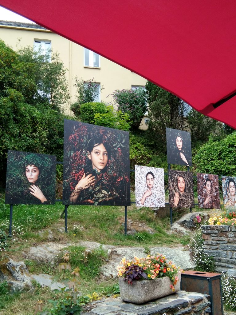 La Gacilly- expo photo et parasol rouge