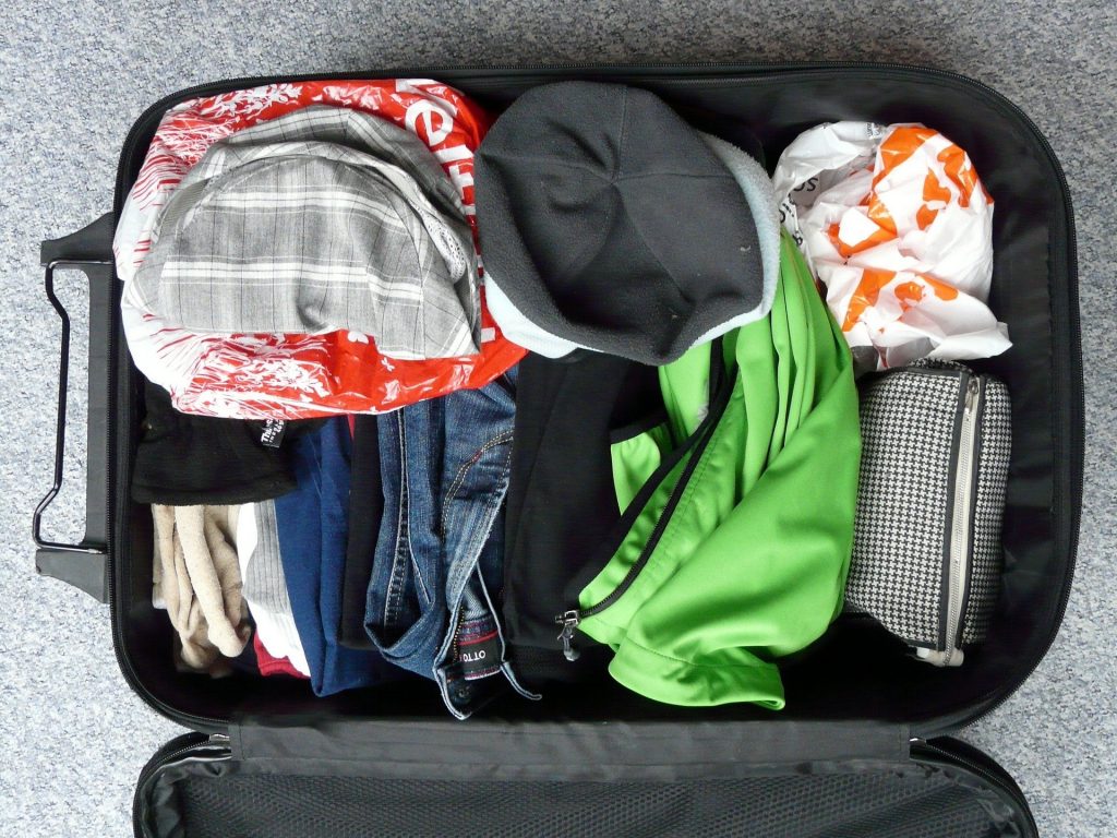 Ambiance voyager léger- valise ouverte avec vêtements.