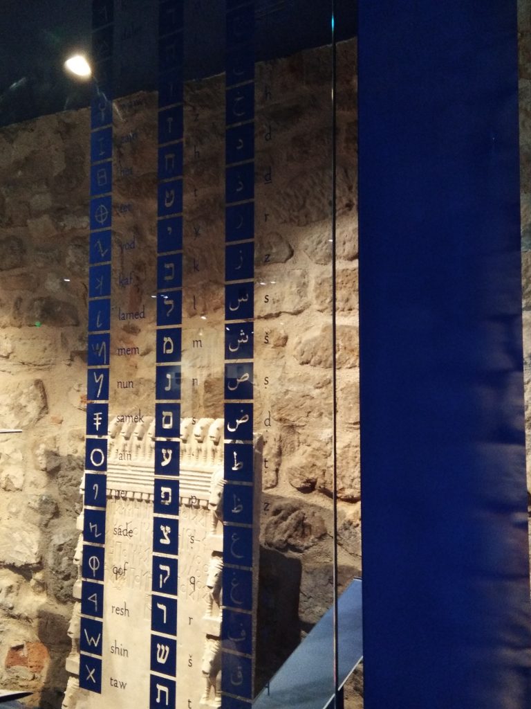 Figeac et le Musée Champollion, vitrine aux glyphes bleus