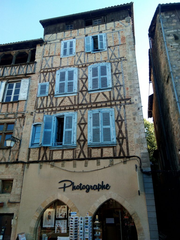Figeac et le Musée Champollion, façade bleue