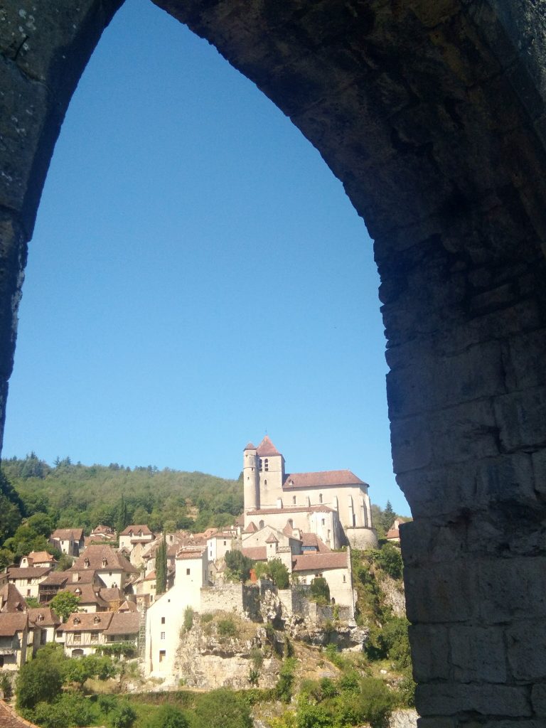 Saint Cirq Lapopie vue d'une arche