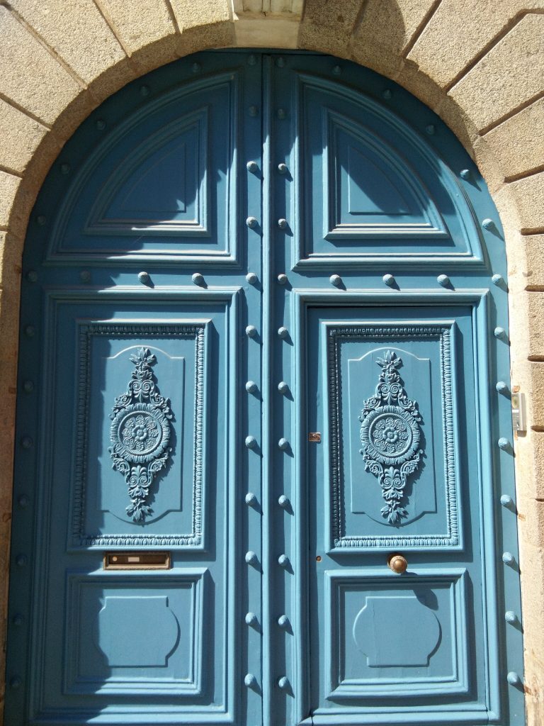 Porte sculptée bleue