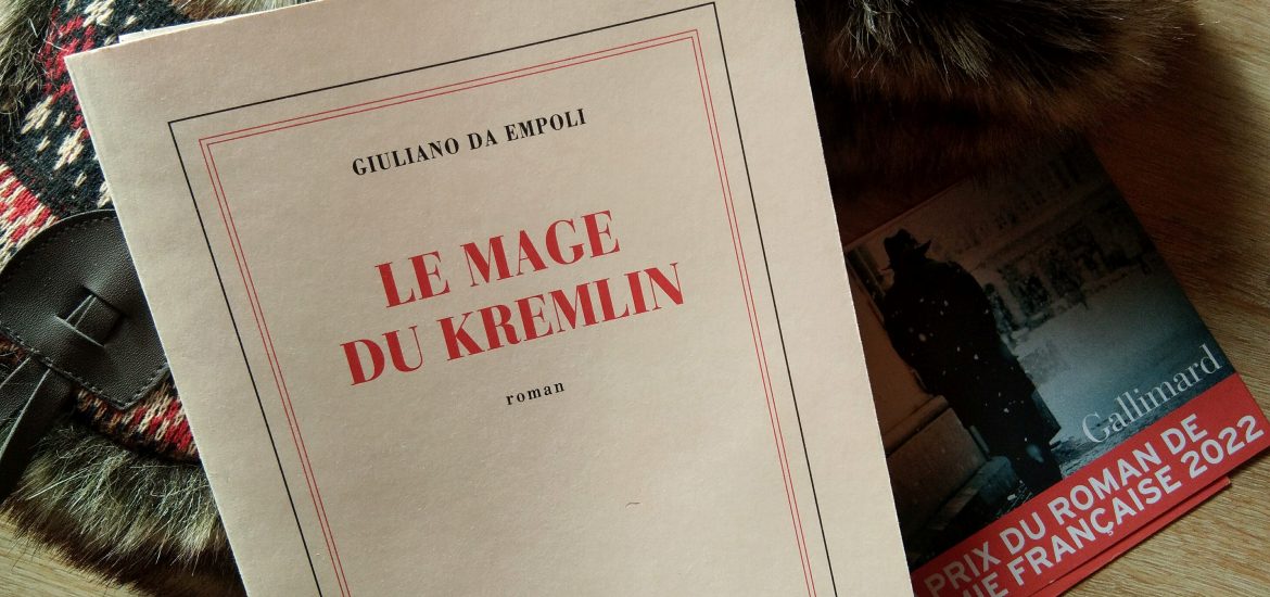 "Le mage du kremlin", ambiance lecture fond bois avec chapka
