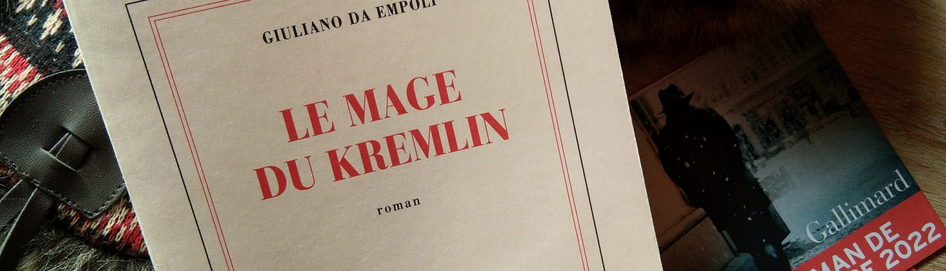 "Le mage du kremlin", ambiance lecture fond bois avec chapka