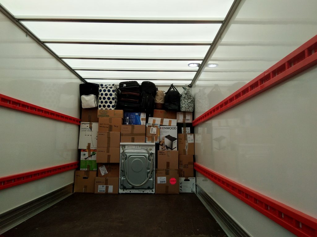 Intérieur camion premier rang cartons ambiance déménager en Belgique flamande