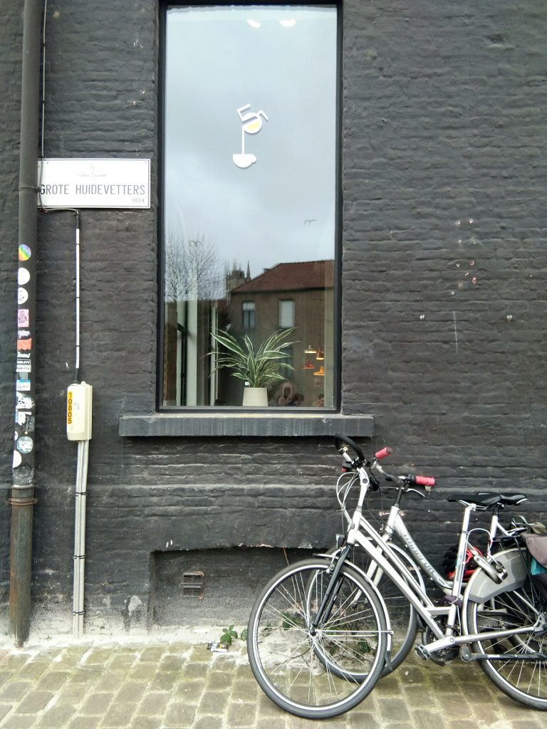 Vélo et façade noire- Gand