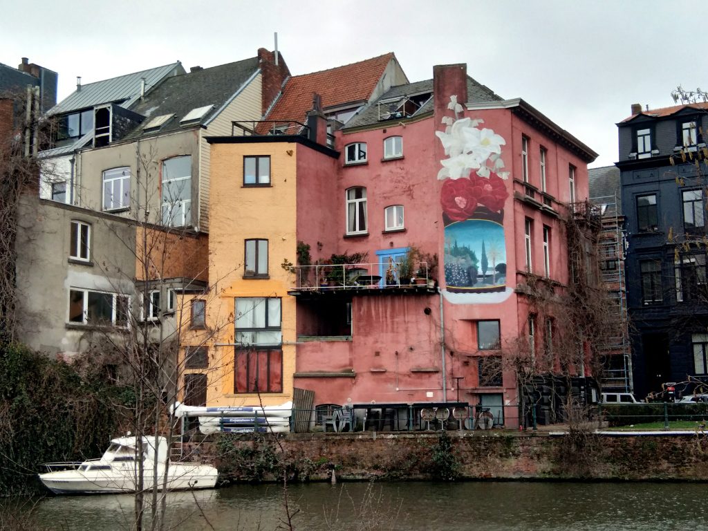 Maison à fresque et bateau à Gand