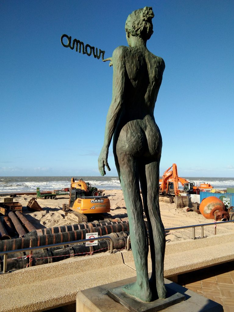 De Haan, Mer du Nord- Statue de femme écrivant Amour face à la mer
