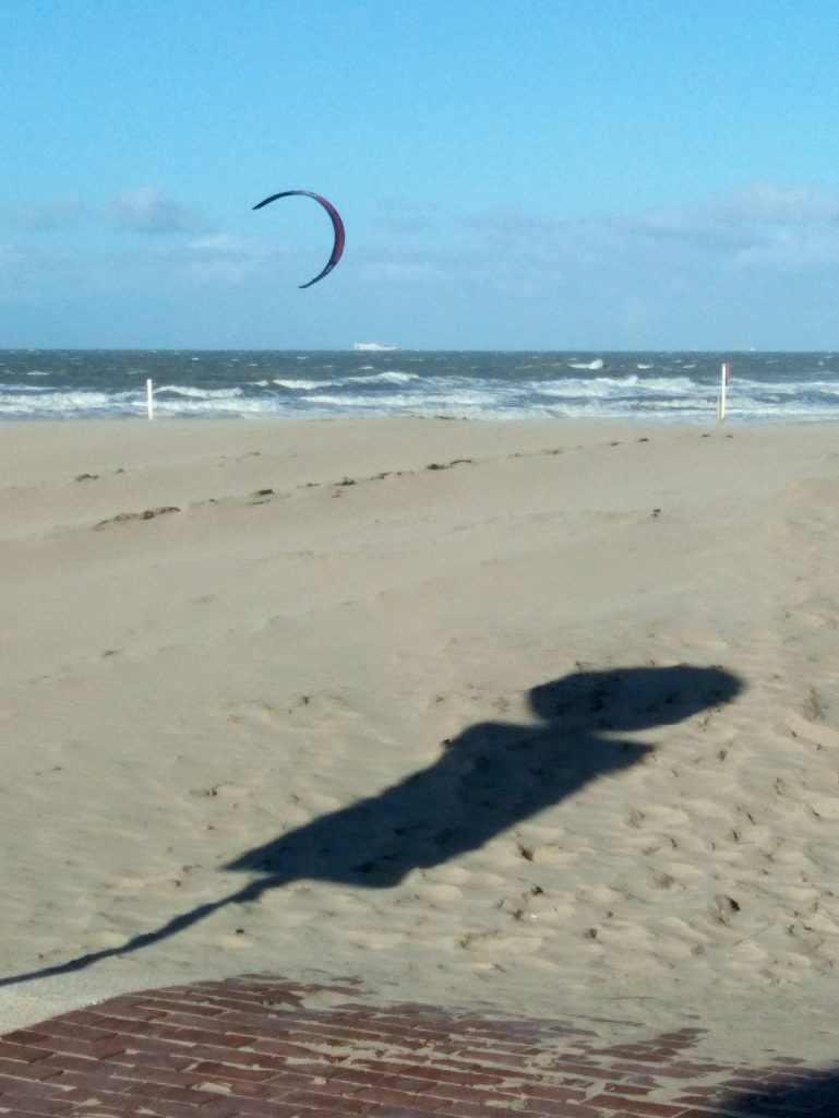 Ambiance Mer du Nord- Paysage de plage avec kite surf et ombre de panneau
