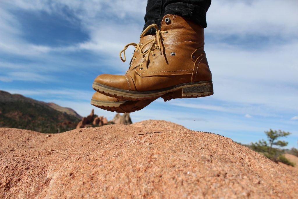 Ambiance voyager responsable: chaussures de randonnée sur un rocher