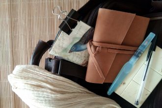 Carnets, valise, foulard ambiance vacances créatives