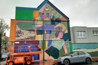 Pignon de maison recouvert d'une oeuvre street art