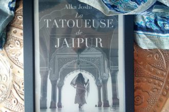 Liseuse et foulard bleu La Tatoueuse de Jaipur