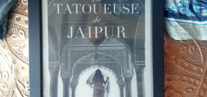 Liseuse et foulard bleu La Tatoueuse de Jaipur