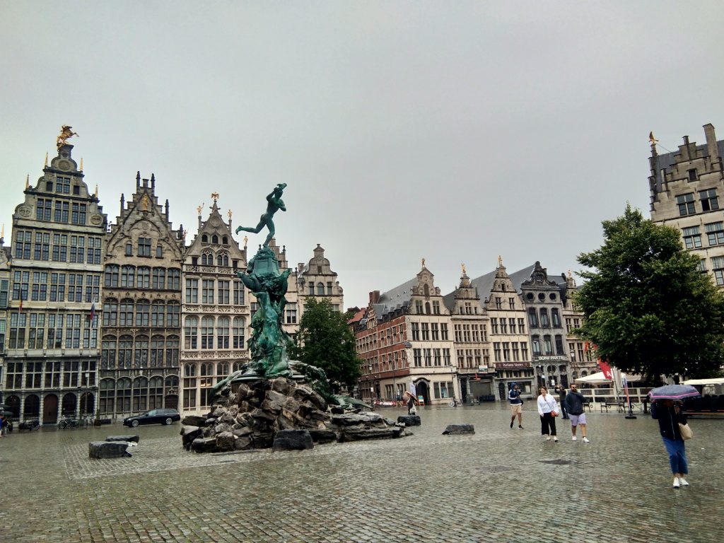 Anvers, la Grande Place sous la pluie