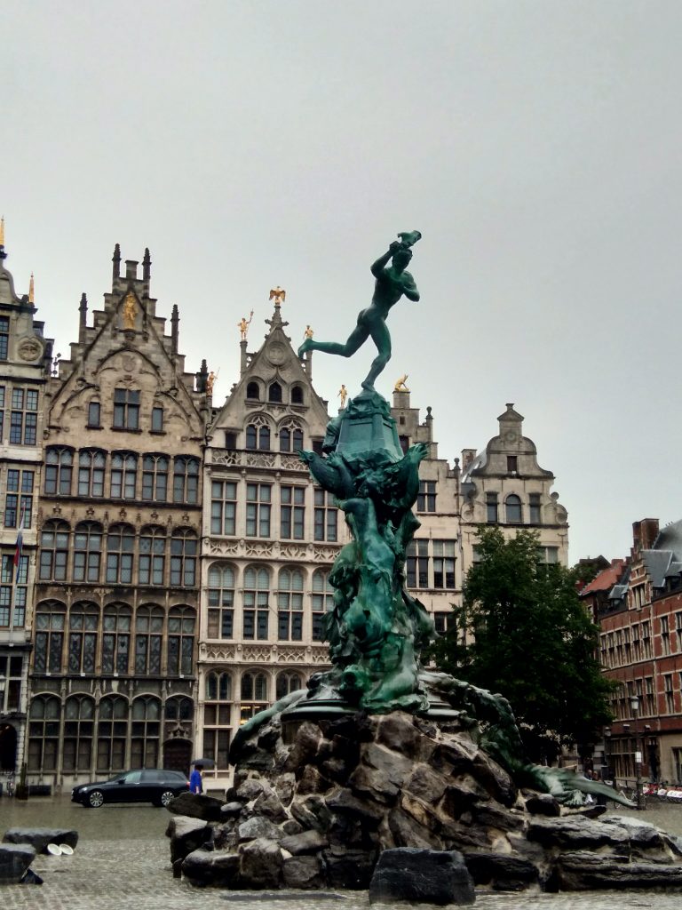 Anvers, la mairie et la fontaine de Brabo