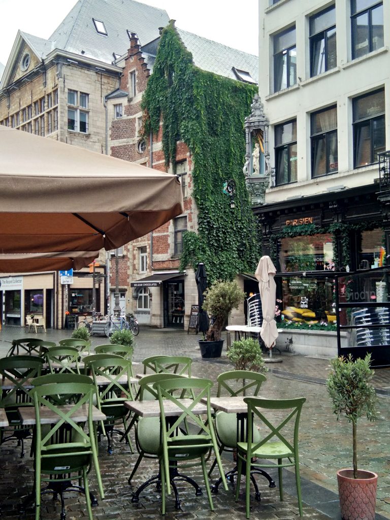 Terrasse de café verte à Anvers