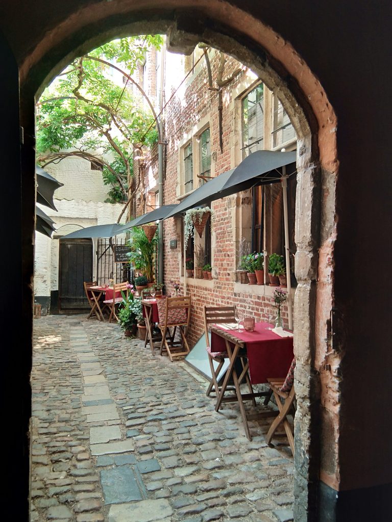 Anvers, une petite terrasse pavée