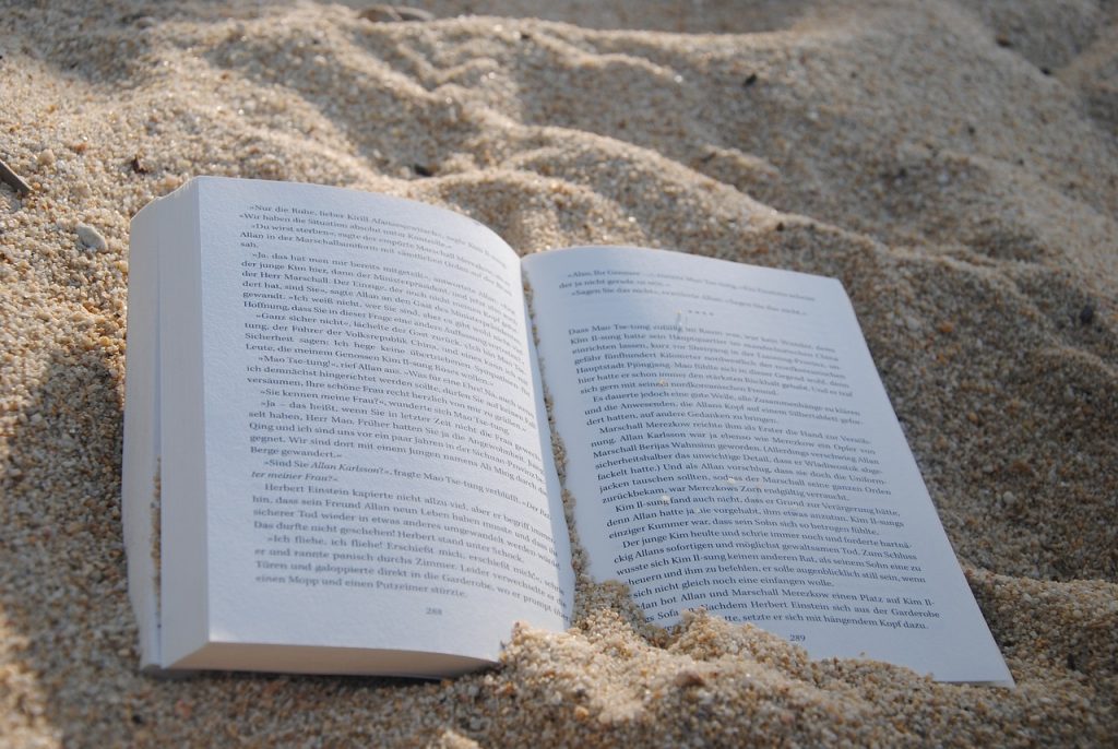 Bienfaits de la lecture- Livre ouvert sur le sable