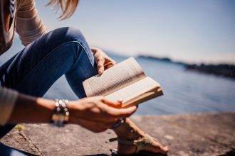 Femme lisant à la plage- Iconographie bienfaits de la lecture