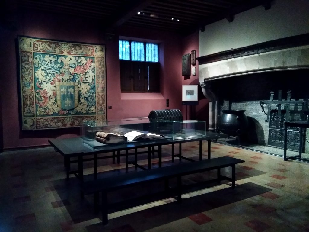 Salle rose avec table dressée musée Gruuthuse Bruges
