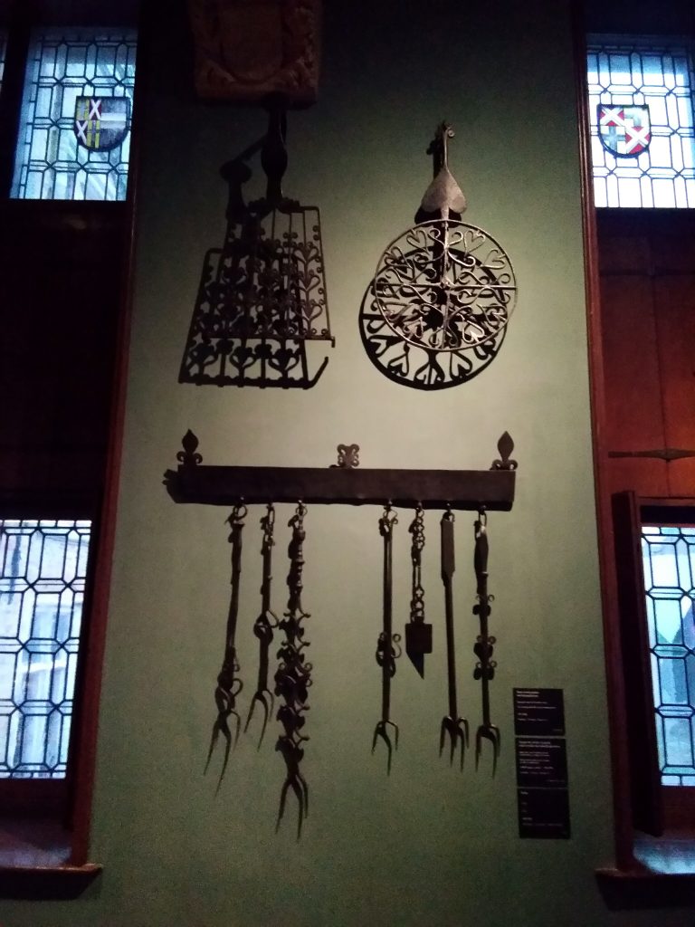Ustensiles et vitraux au Gruuthus museum Bruges