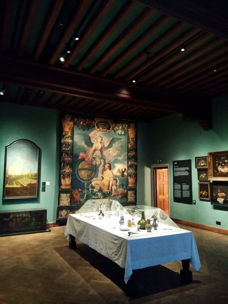 Table aux porcelaines chinoises dans la salle bleue du musée Gruutuse