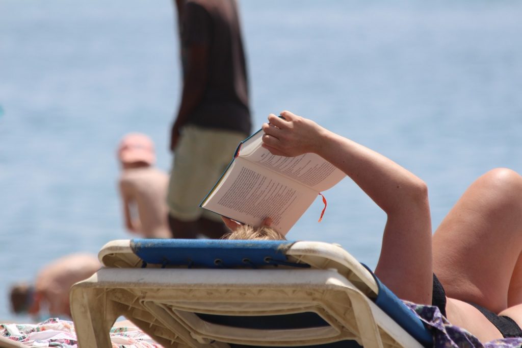 Femme qui lit à la plage- Iconographie page prête-plume.